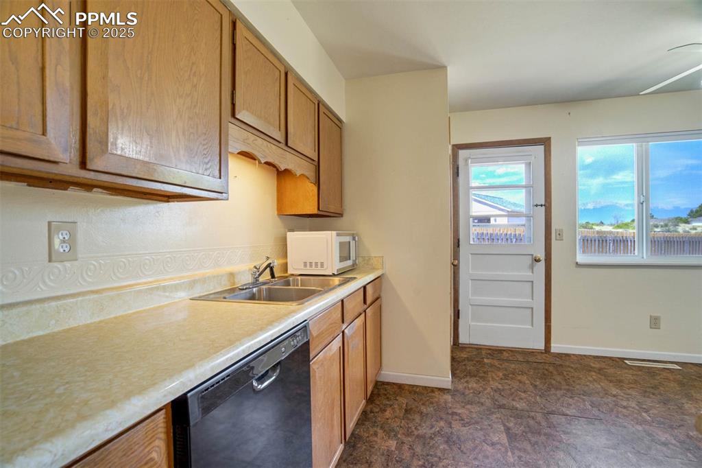 Image 13 of 49: Kitchen