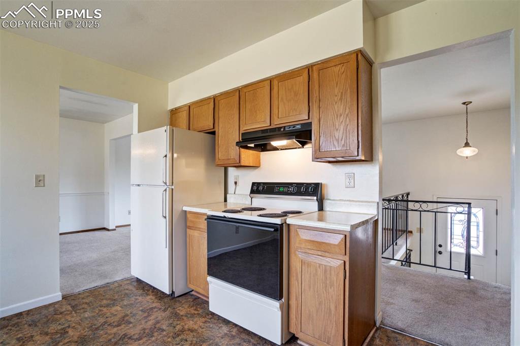 Image 14 of 49: Kitchen