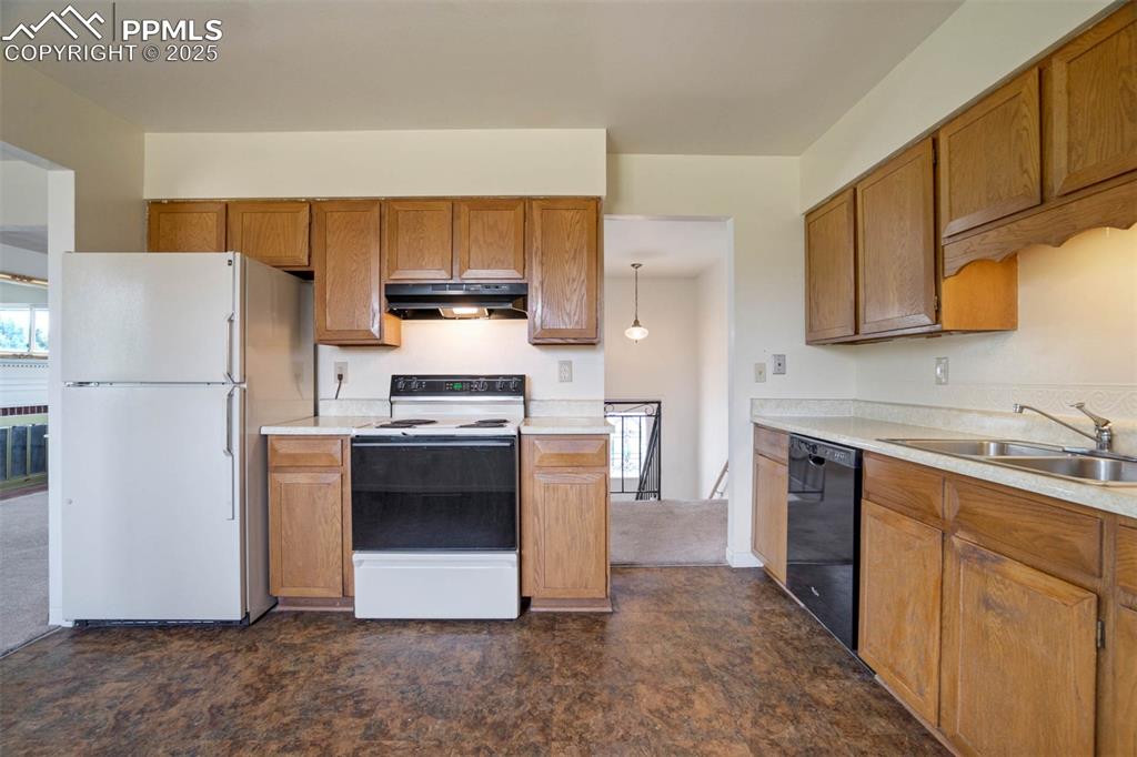 Image 15 of 49: Kitchen