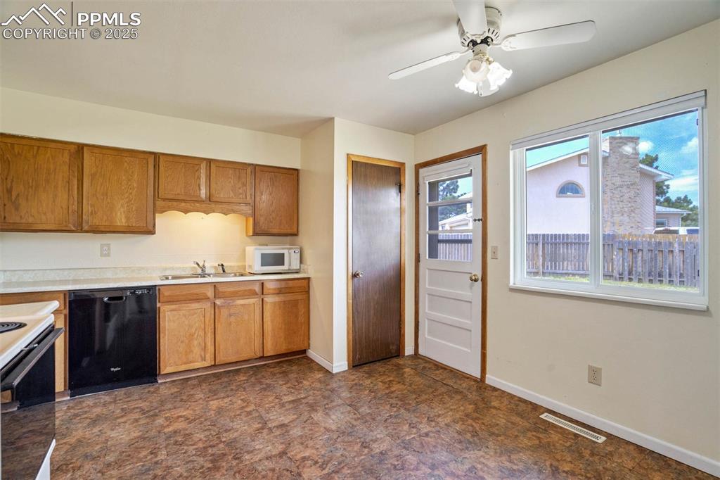 Image 16 of 49: Kitchen