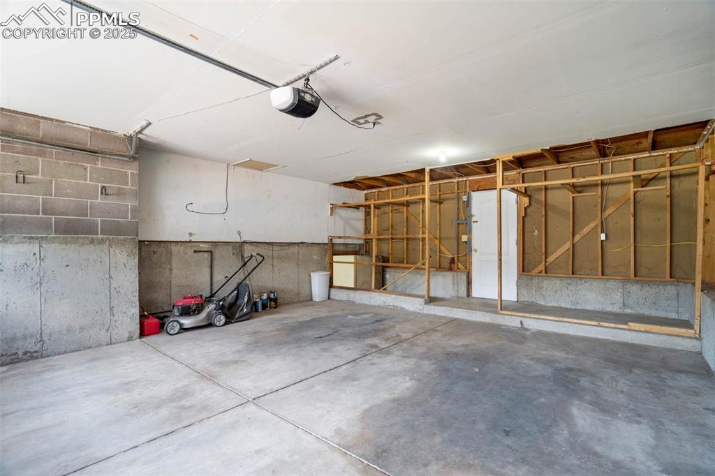 Image 41 of 49: Garage