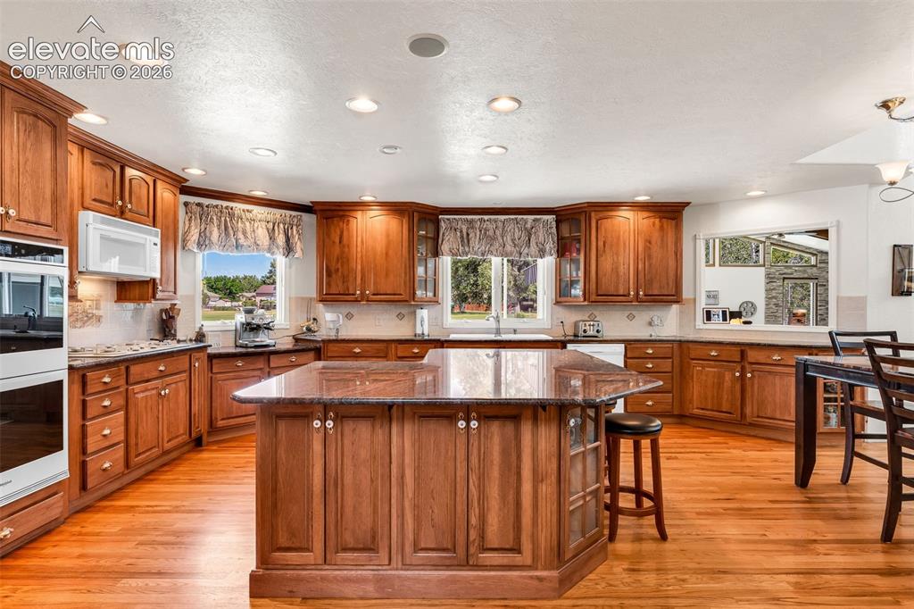 Image 10 of 50: Kitchen
