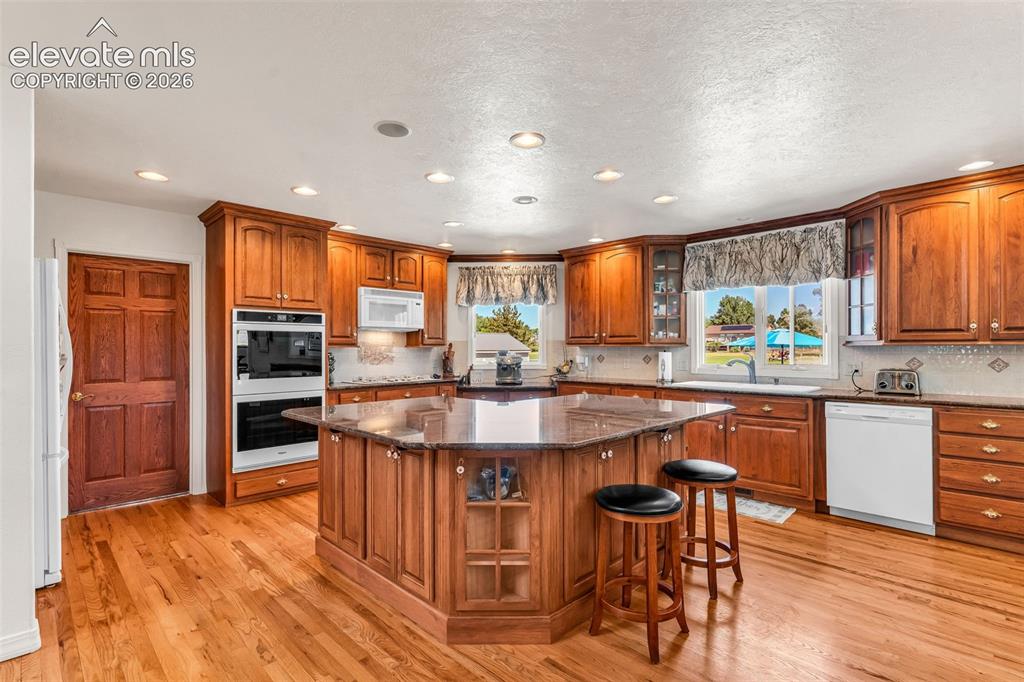 Image 11 of 50: Kitchen