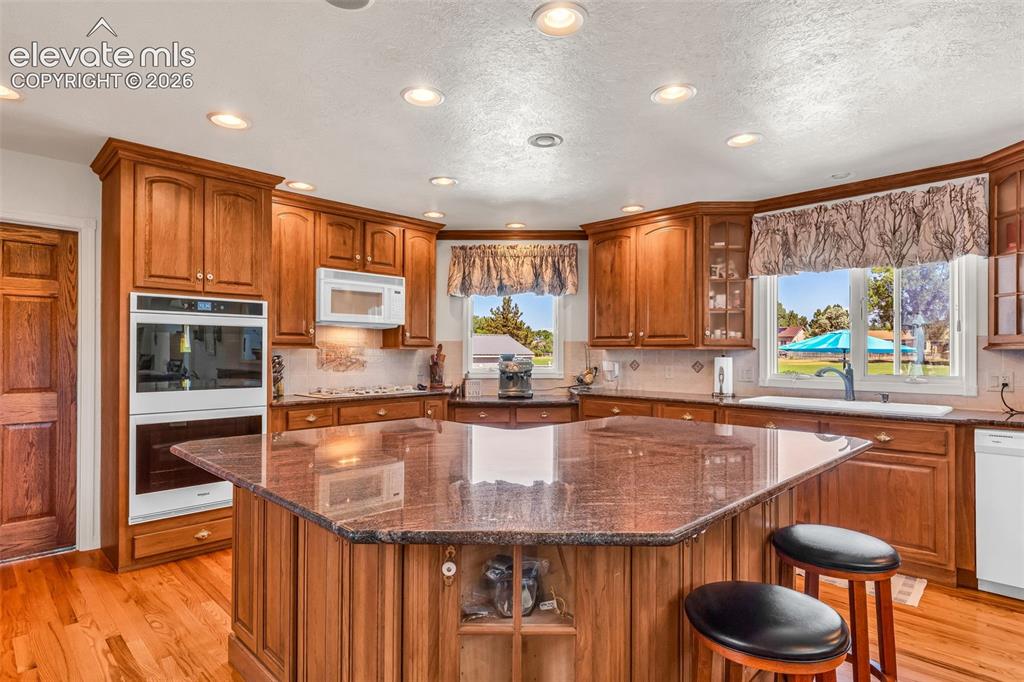 Image 12 of 50: Kitchen