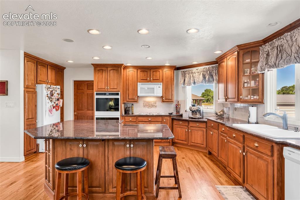 Image 13 of 50: Kitchen