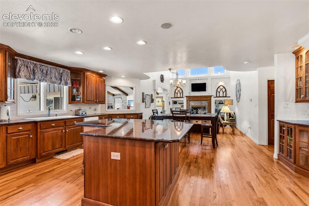Image 14 of 50: Kitchen