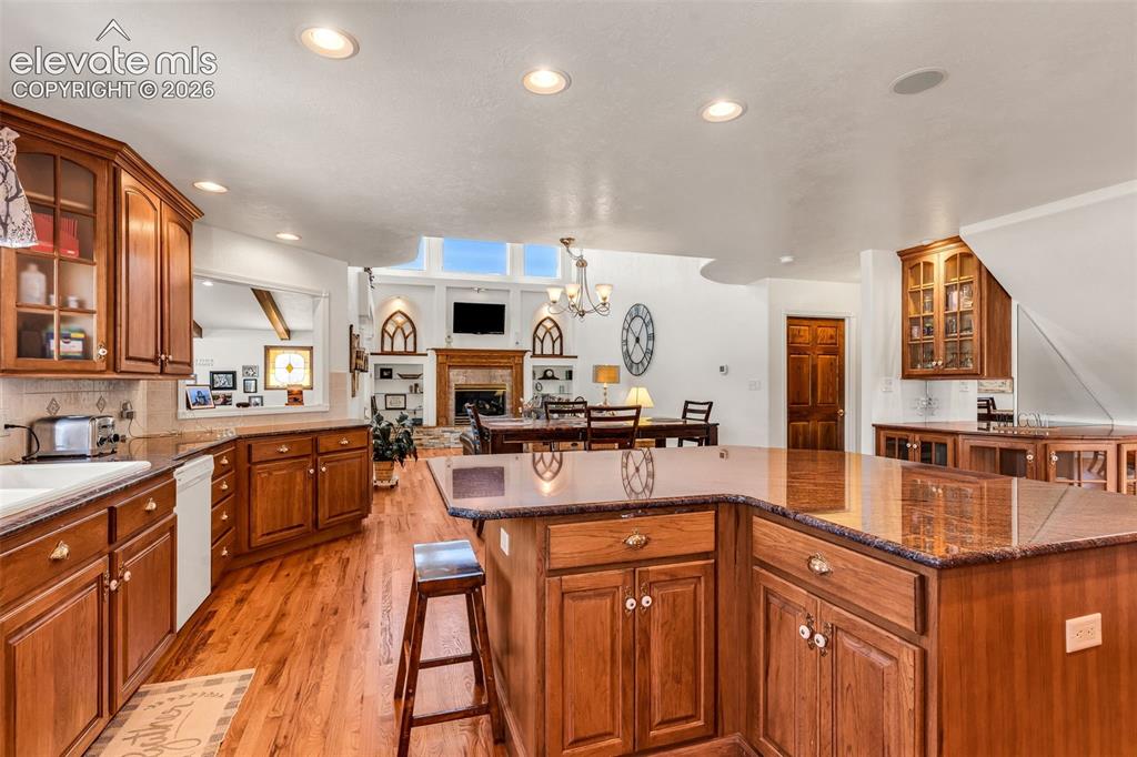 Image 15 of 50: Kitchen