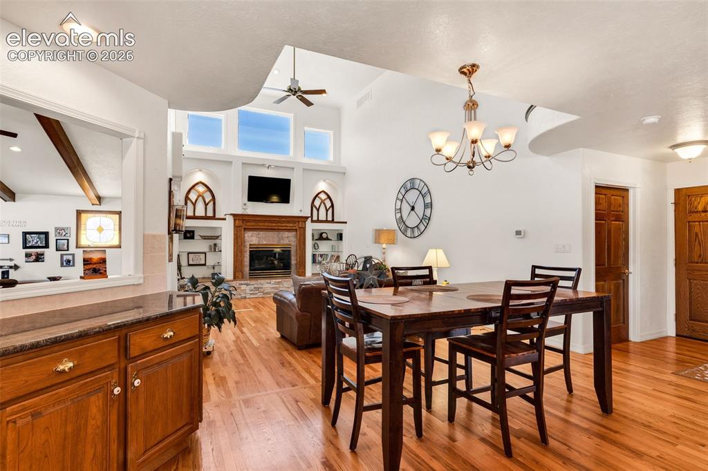 Image 17 of 50: Dining Area