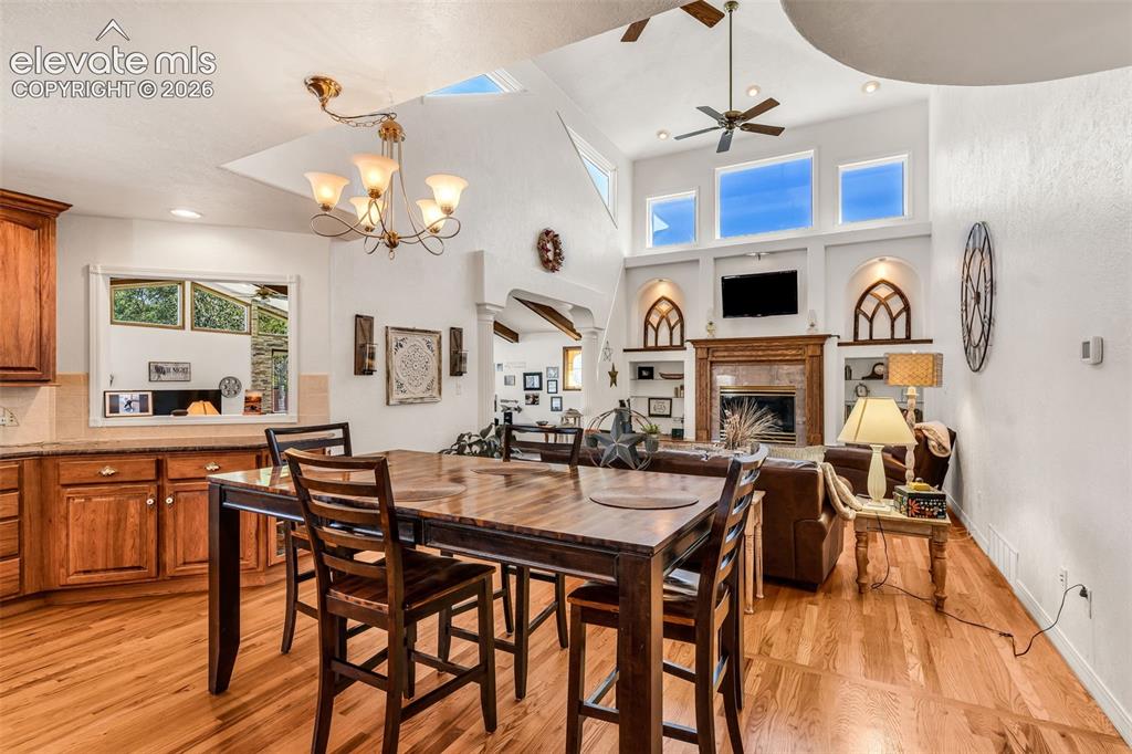 Image 18 of 50: Dining Area