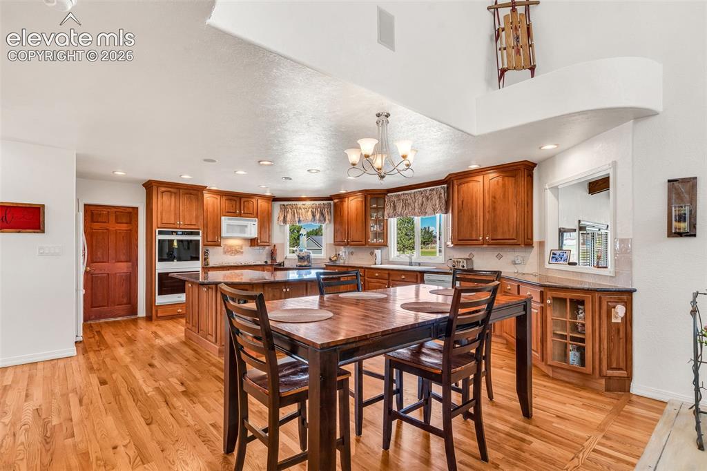 Image 19 of 50: Dining Area