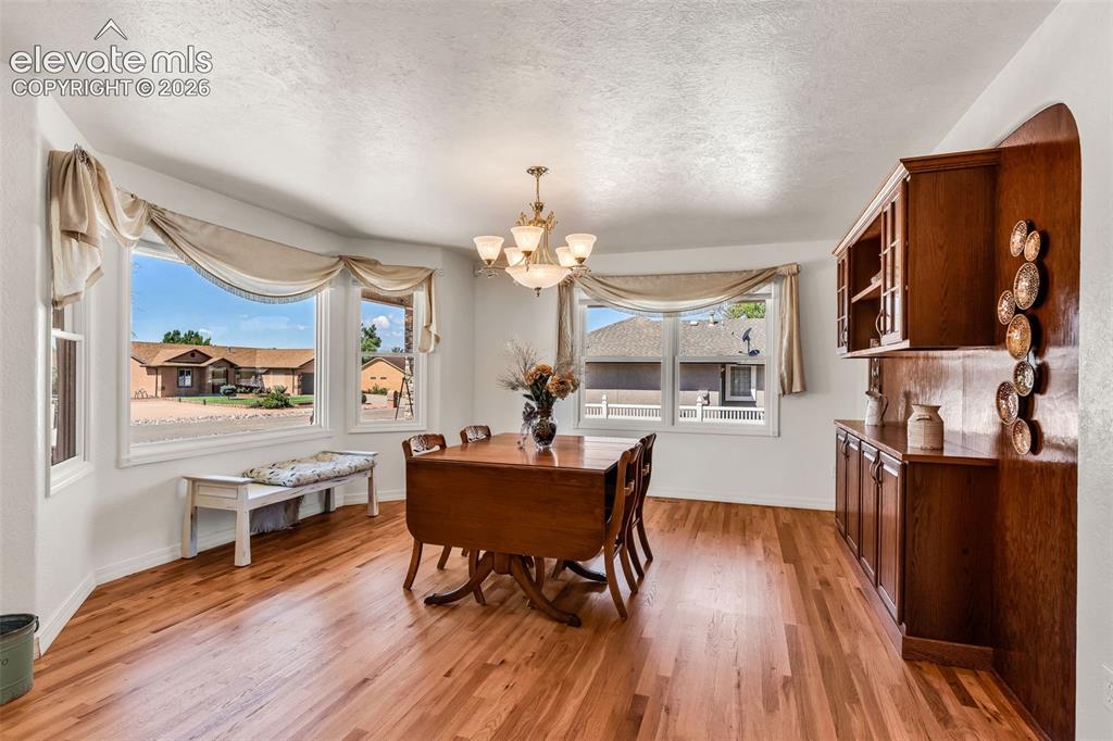 Image 6 of 50: Dining Area