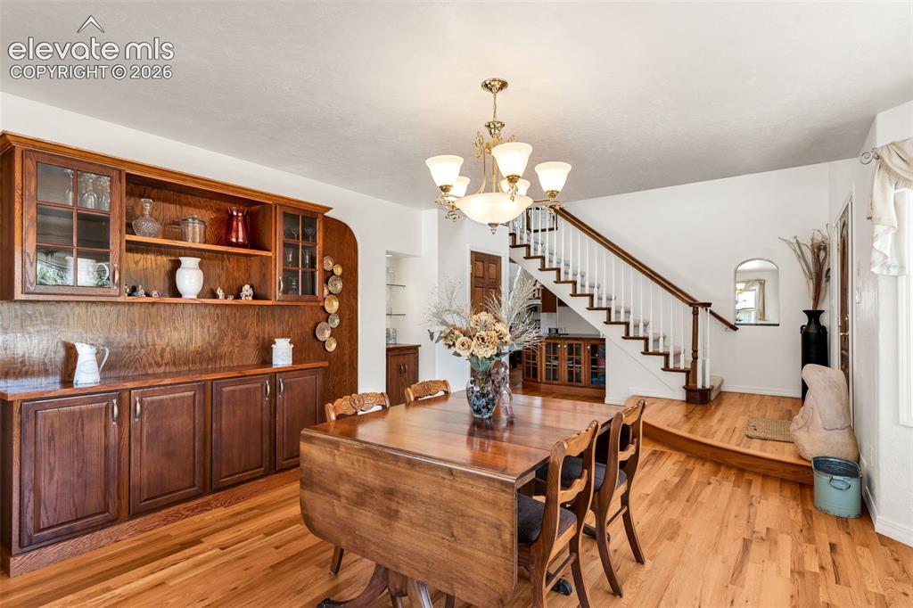 Image 7 of 50: Dining Area