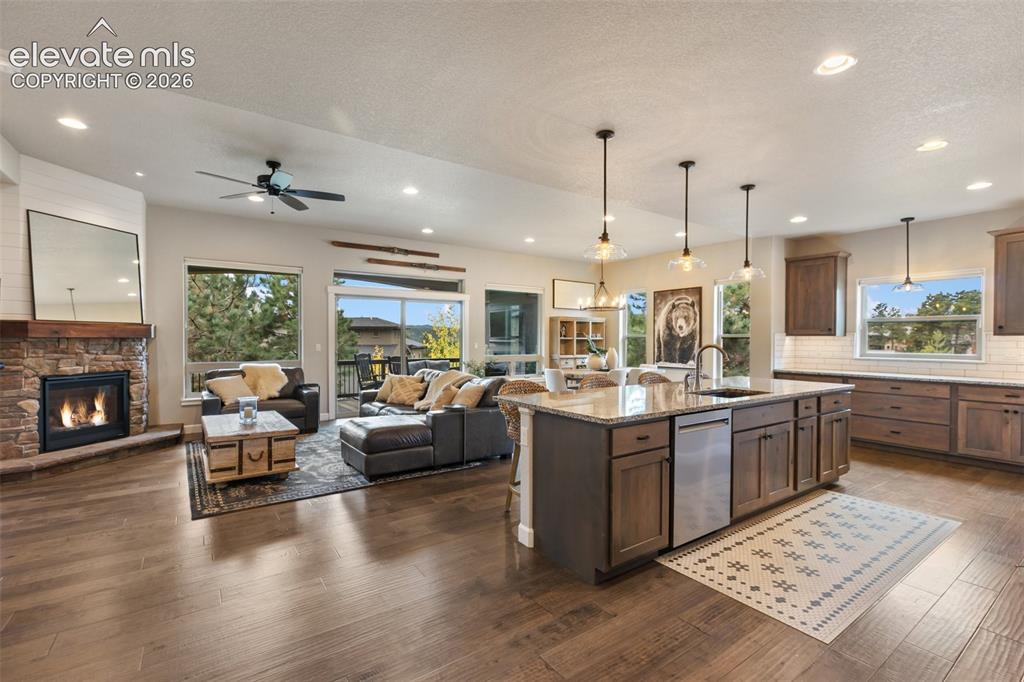 Image 11 of 50: Kitchen
