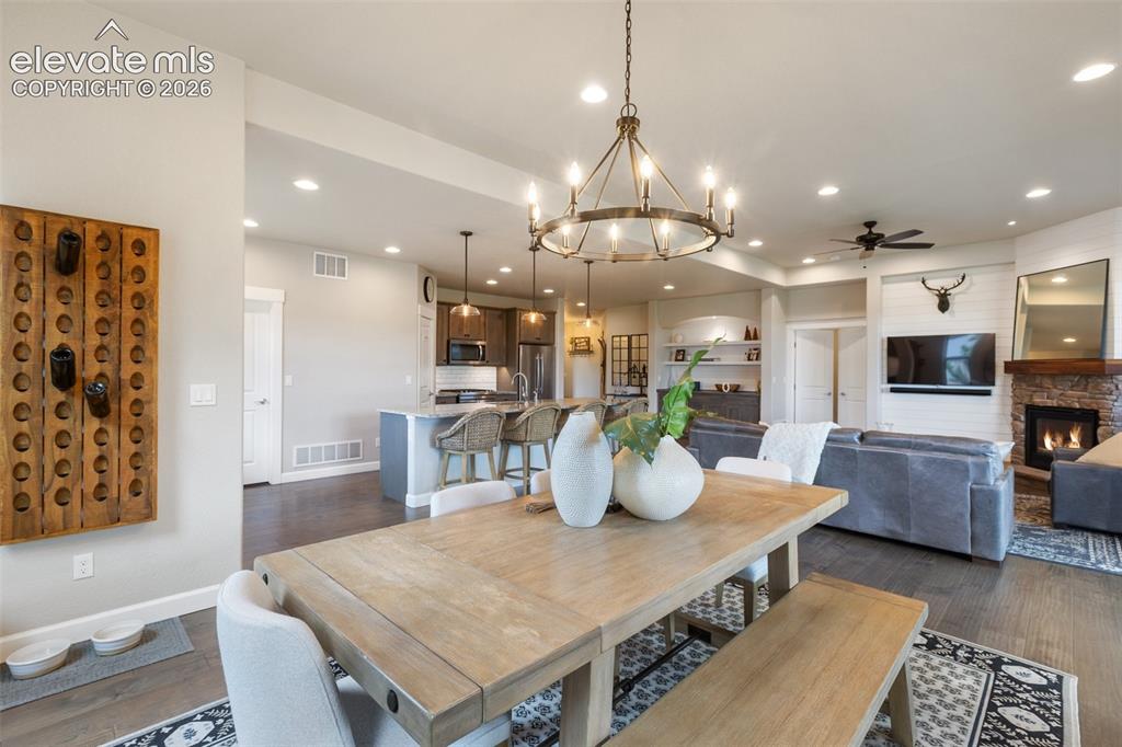 Image 15 of 50: Dining Area