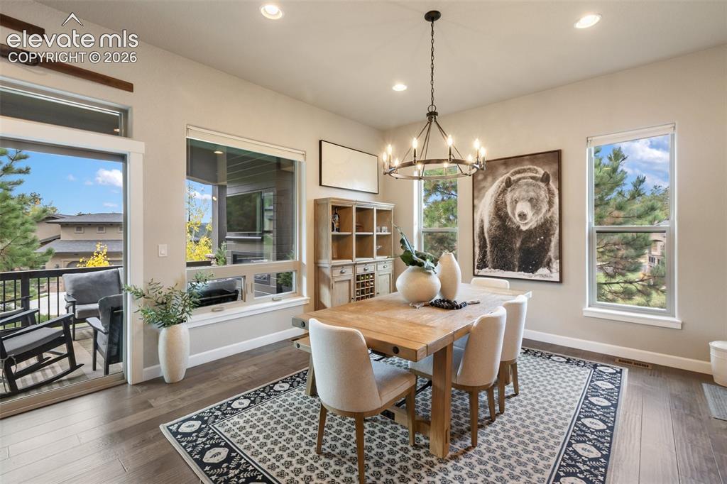 Image 16 of 50: Dining Area