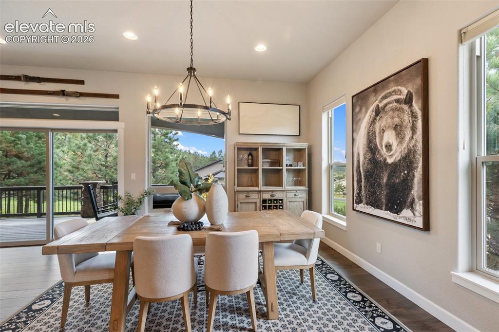 Image 18 of 50: Dining Area