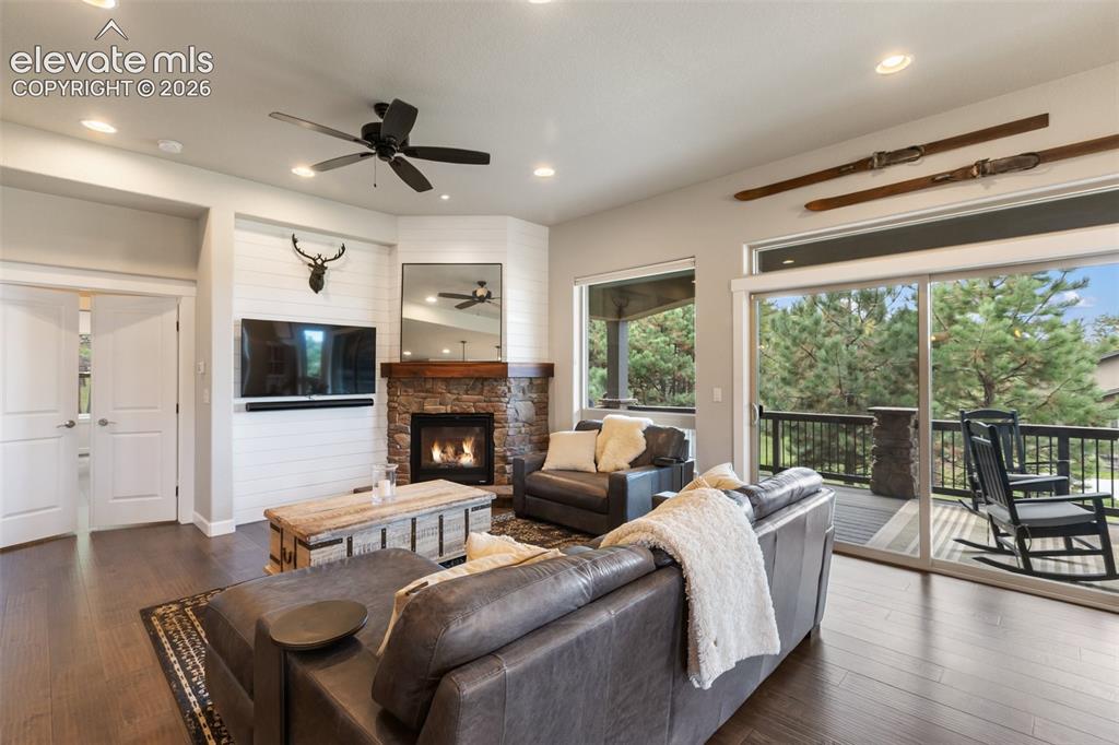 Image 9 of 50: Living Room