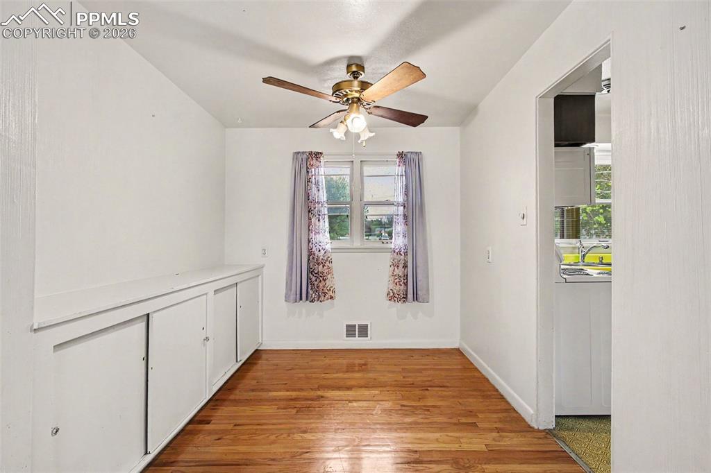 Image 12 of 33: Dining Room