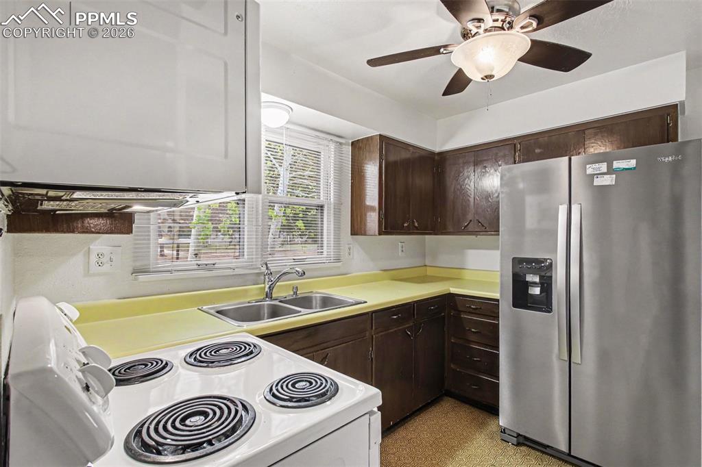 Image 14 of 33: Kitchen