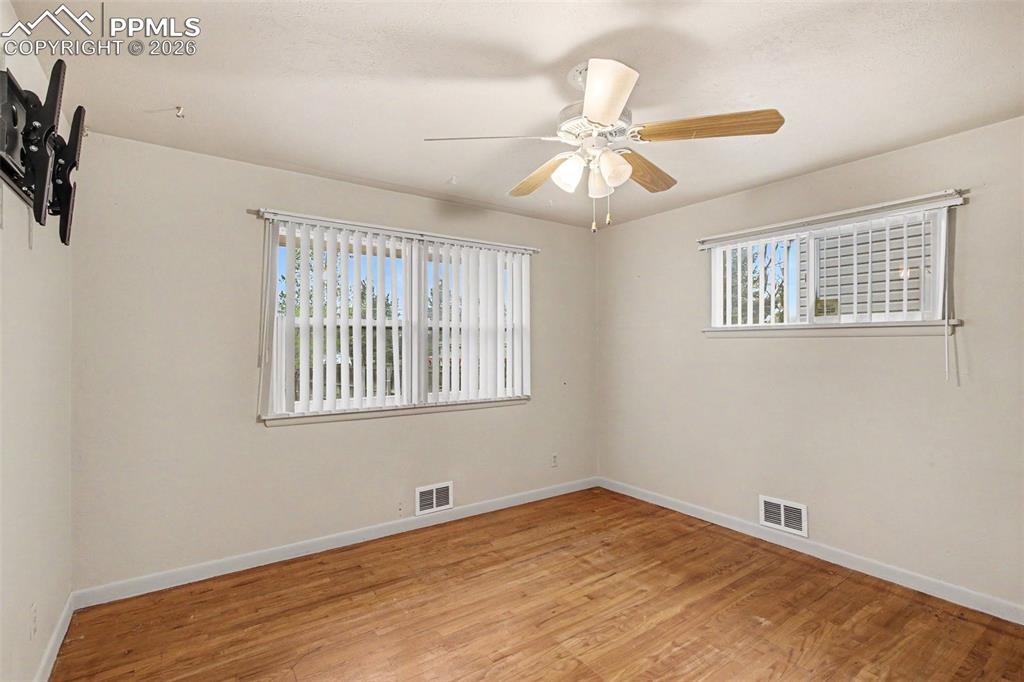 Image 16 of 33: Bedroom