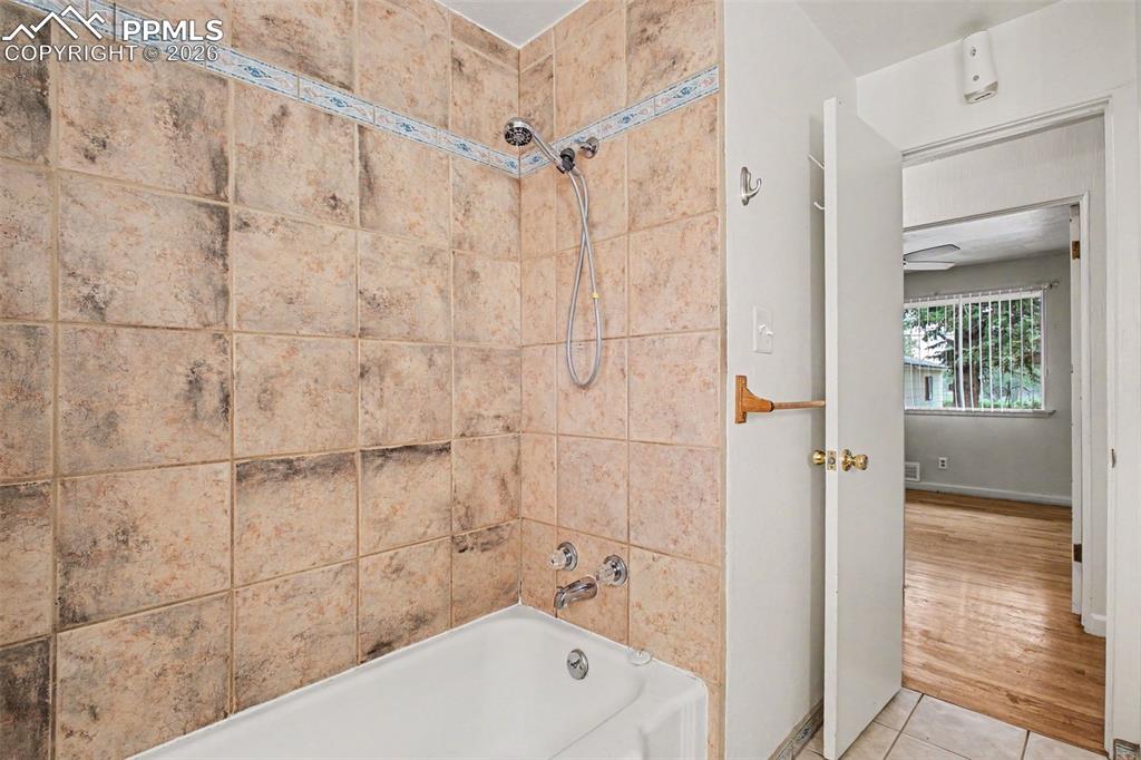 Image 19 of 33: Bathroom