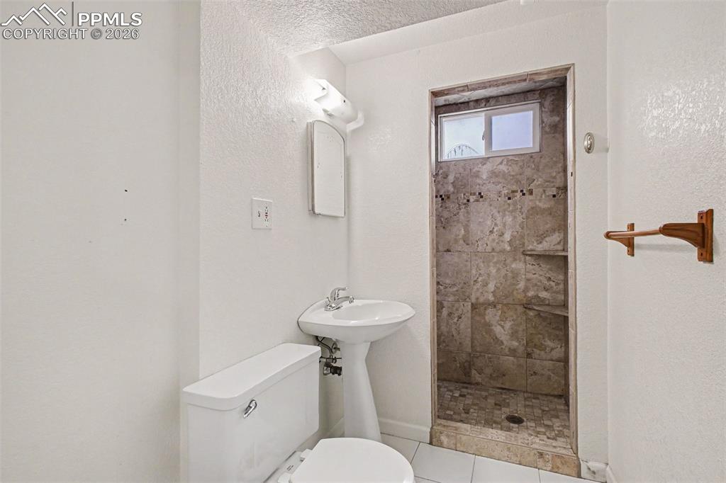 Image 22 of 33: Bathroom