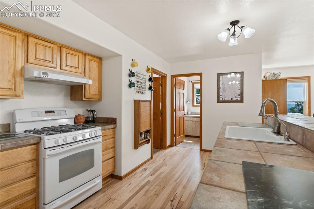 Image 23 of 45: New Exhaust Fan with Natural Gas Stove/Oven!