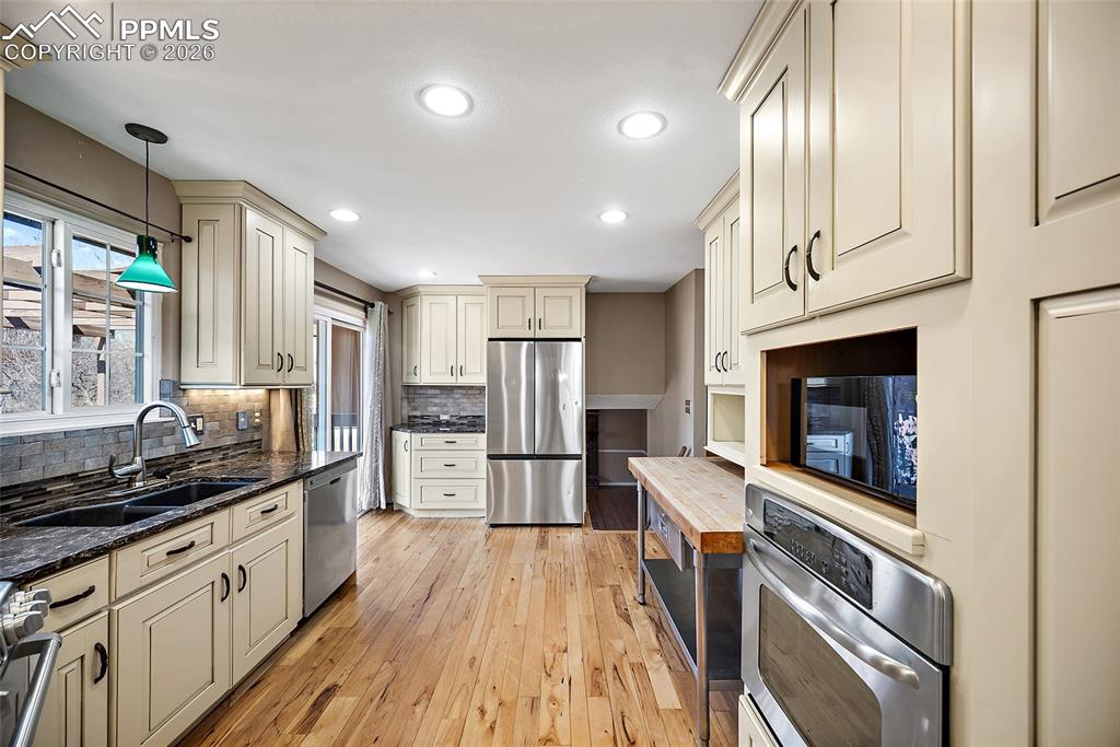 Image 11 of 46: Kitchen