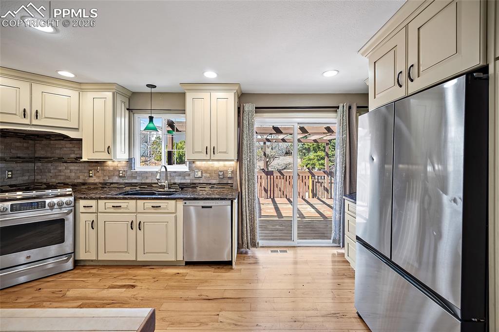 Image 12 of 46: Kitchen