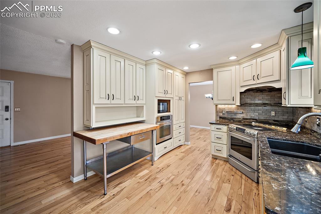 Image 13 of 46: Kitchen