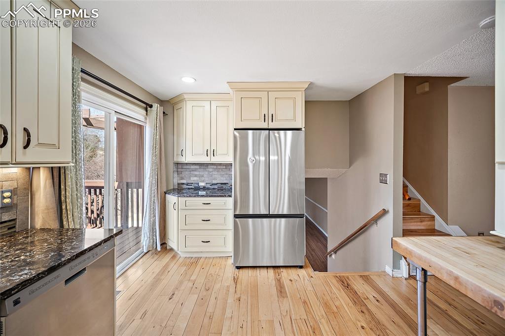 Image 14 of 46: Kitchen