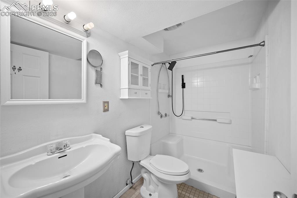 Image 17 of 46: Bathroom