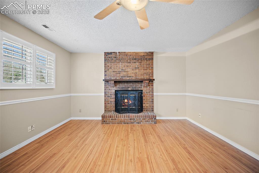 Image 18 of 46: Living Room