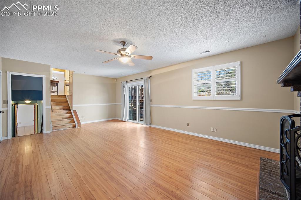 Image 19 of 46: Living Room