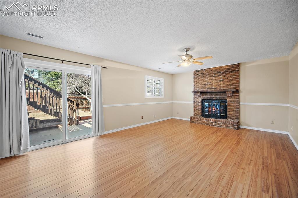 Image 20 of 46: Living Room