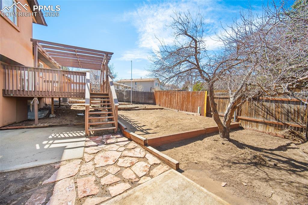 Image 27 of 46: Yard