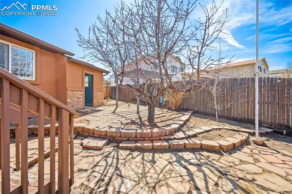 Image 32 of 46: Yard