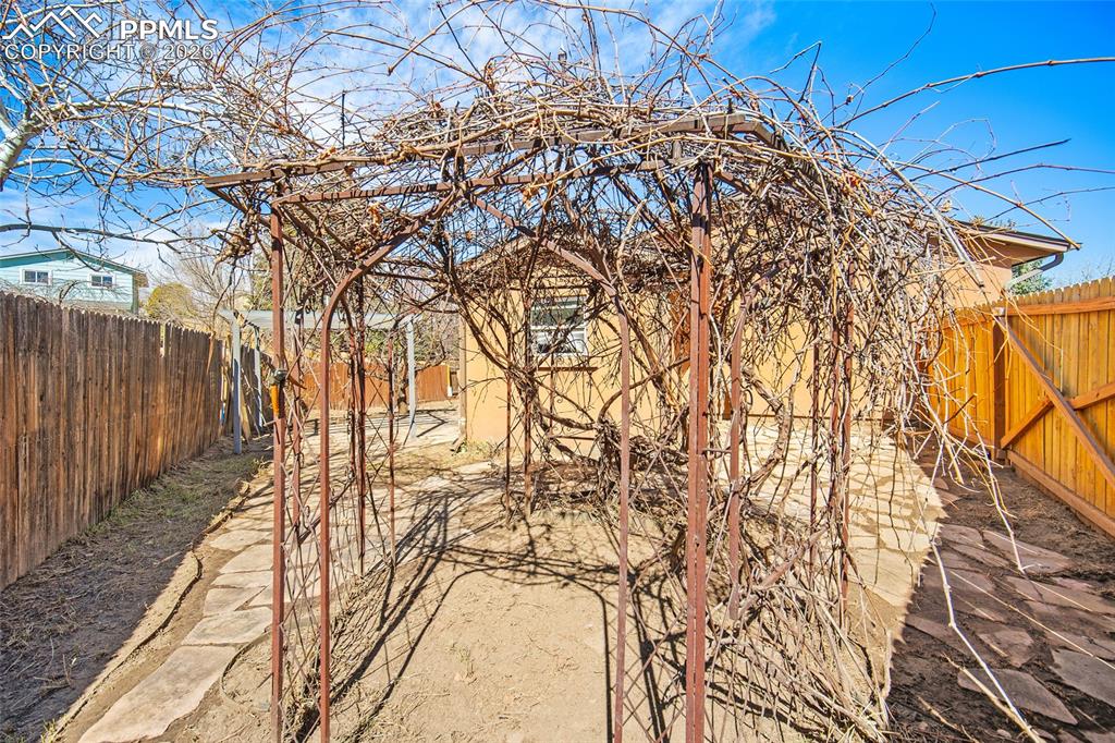 Image 34 of 46: Yard