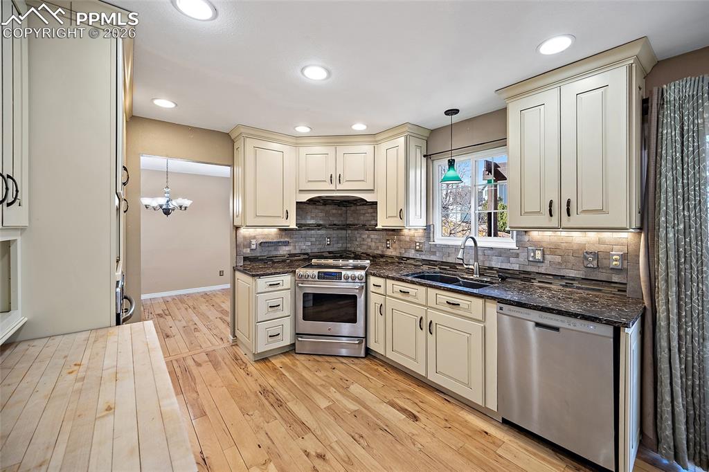 Image 7 of 46: Kitchen