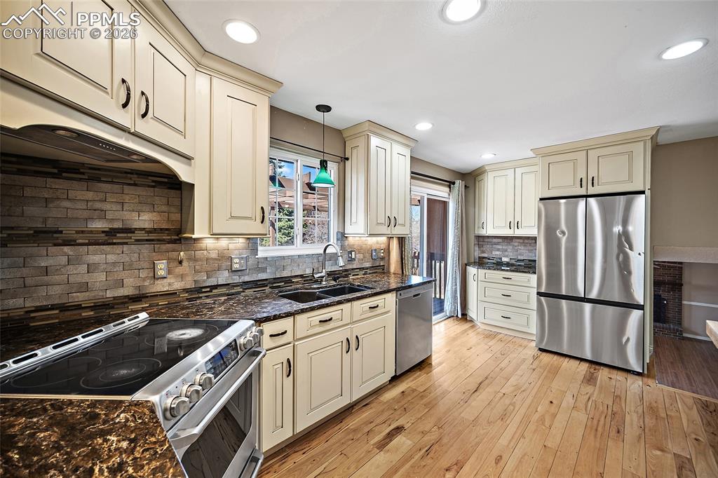 Image 8 of 46: Kitchen