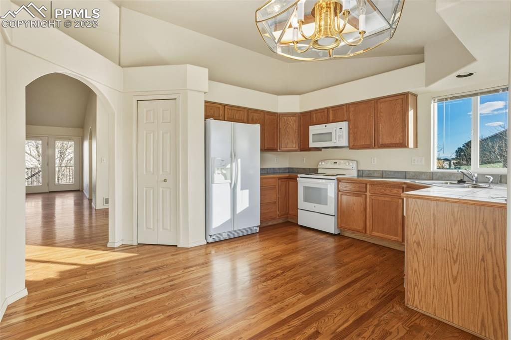 Image 14 of 42: Kitchen