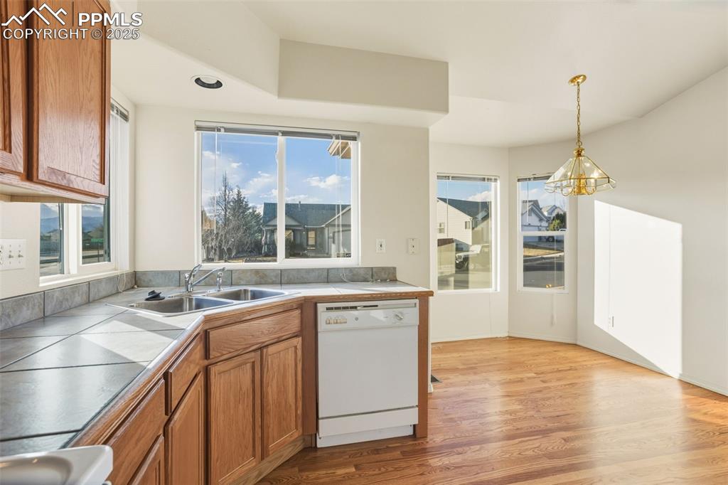 Image 15 of 42: Kitchen