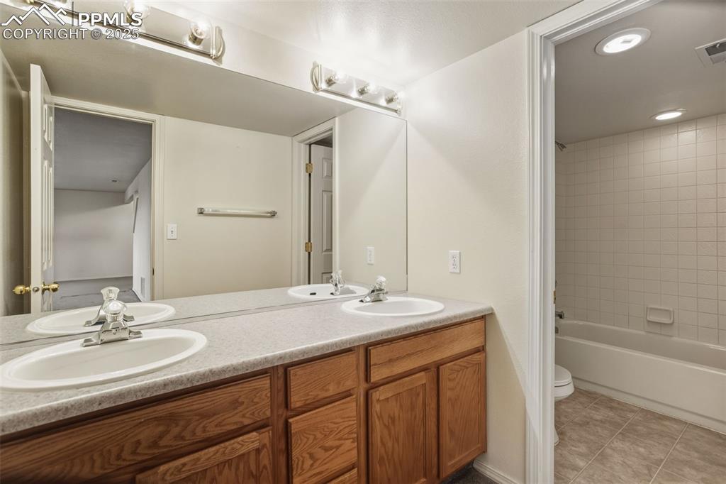 Image 28 of 42: Bathroom