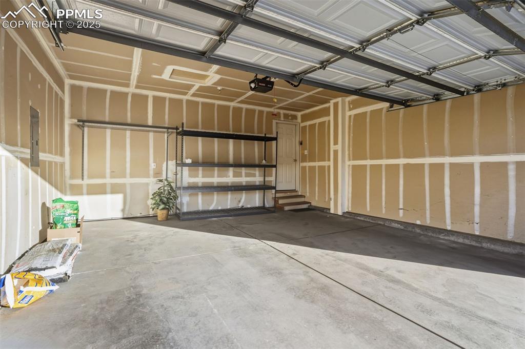 Image 32 of 42: Garage