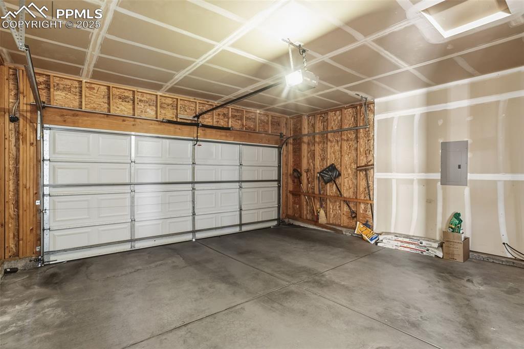 Image 33 of 42: Garage