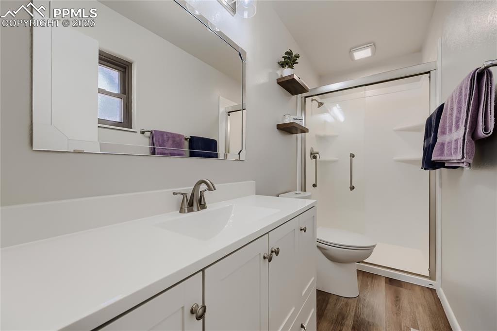 Image 10 of 27: Bathroom