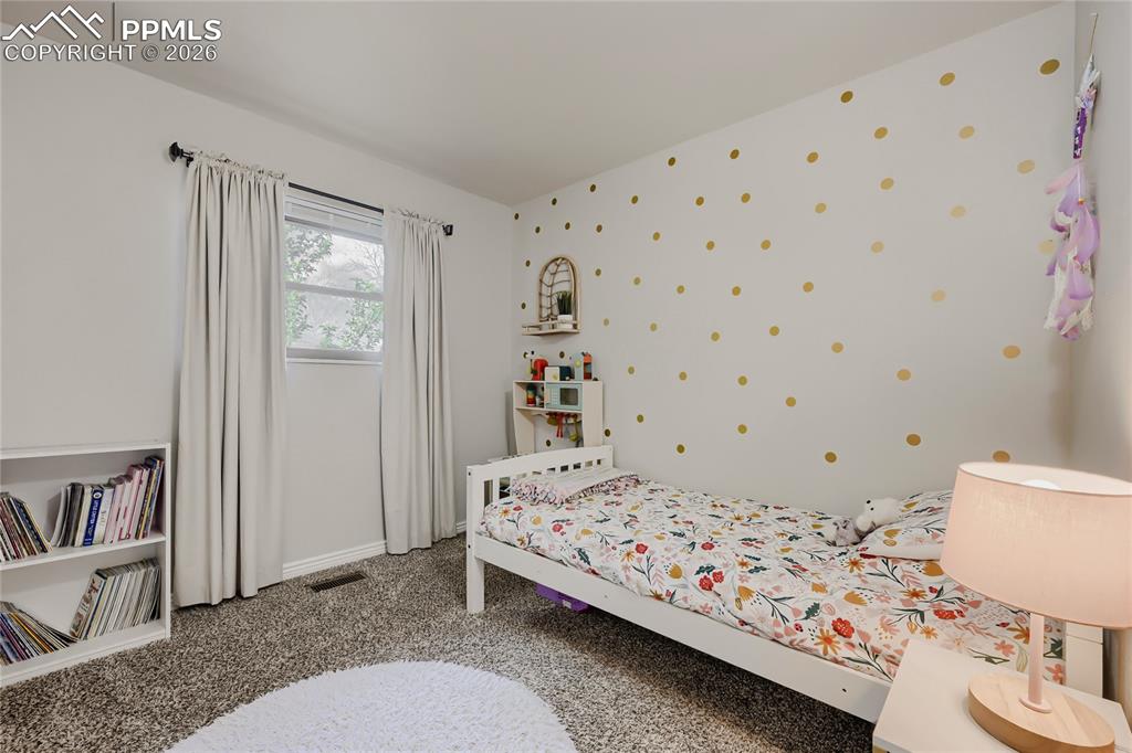 Image 15 of 27: Bedroom