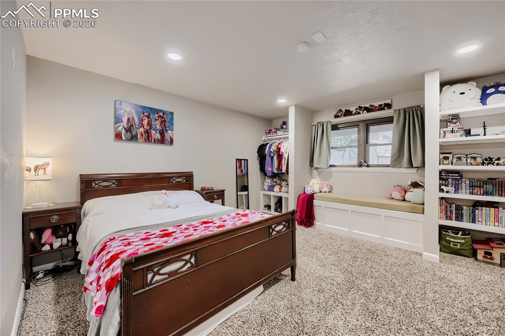 Image 17 of 27: Bedroom