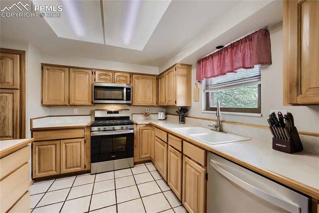 Image 5 of 27: Kitchen