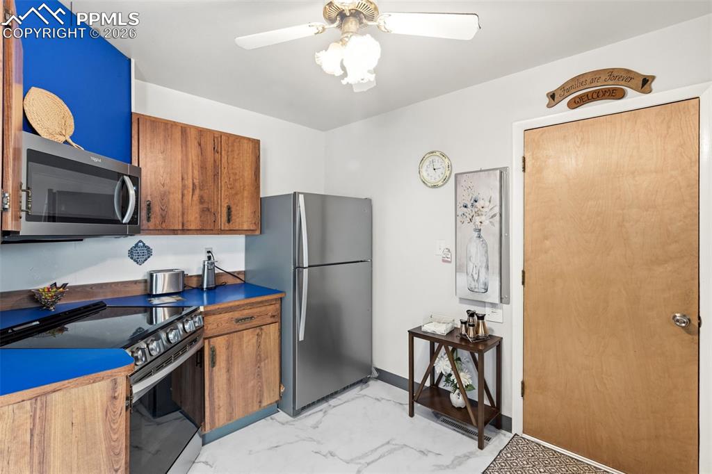 Image 10 of 28: Kitchen